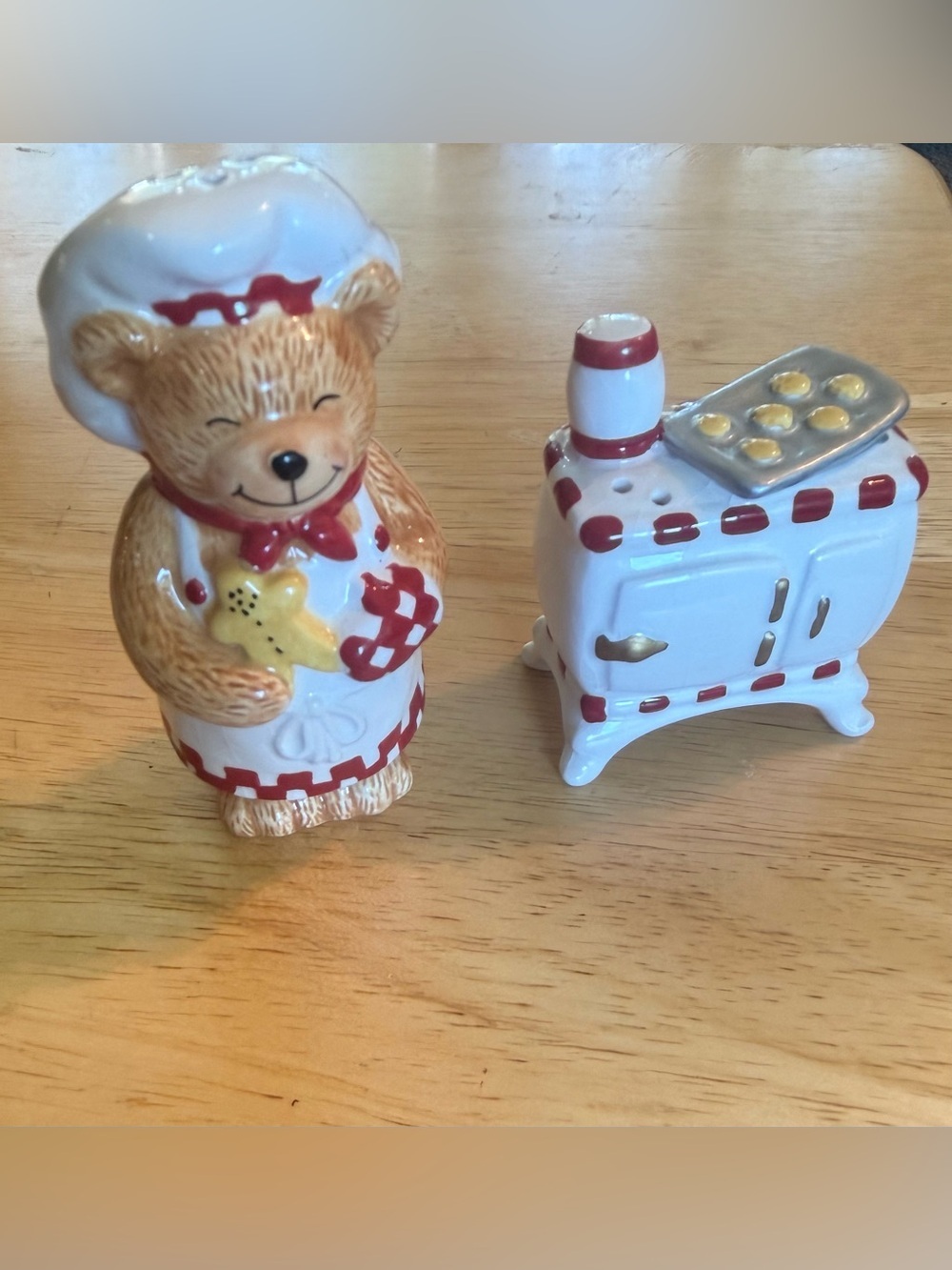 Vintage Avon Ceramic Bear Chef Andre & his oven Salt & Pepper Shakers EUC